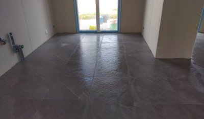 Pose de carrelage intérieur dans une maison à Dreffeac