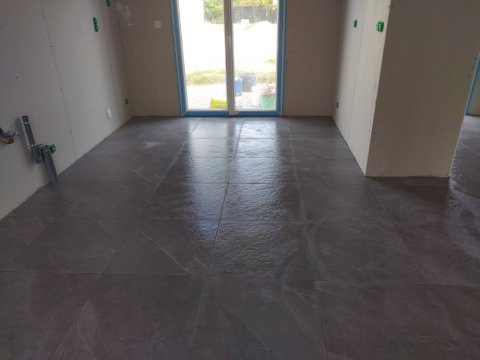 Pose de carrelage intérieur dans une maison à Dreffeac