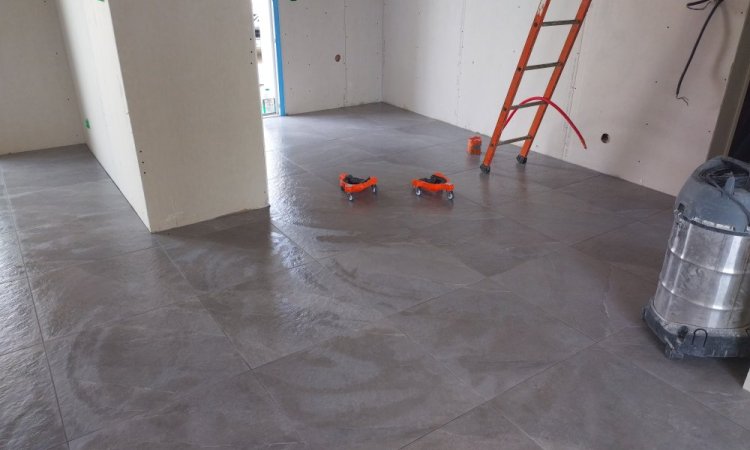 Pose de carrelage intérieur dans une maison à Dreffeac