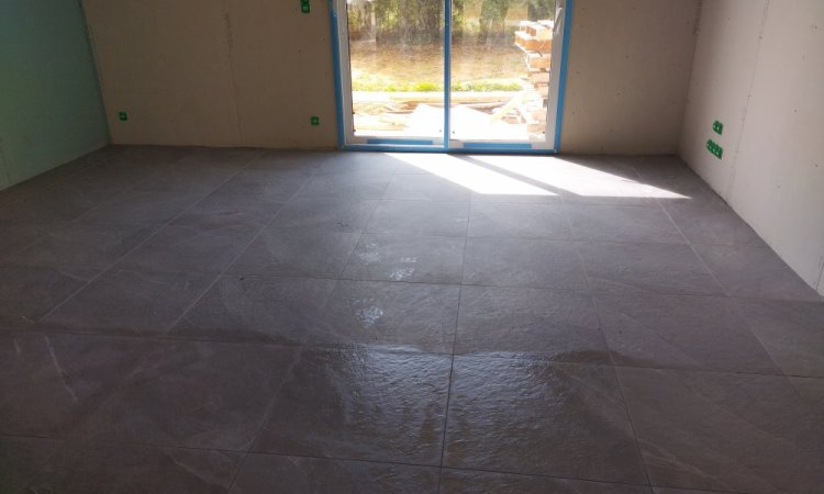 Pose de carrelage intérieur dans une maison à Dreffeac