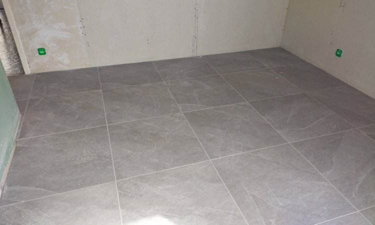 Pose de carrelage intérieur dans une maison à Dreffeac